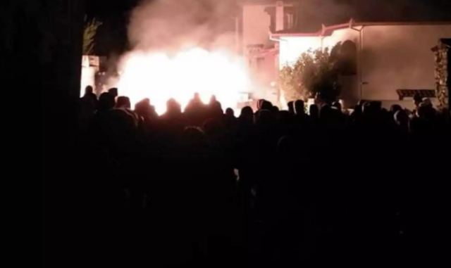 Πέλλα: Έκαψαν το ξενοδοχείο που θα φιλοξενούσε πρόσφυγες! Έβαλαν φωτιά ακόμα και στα έπιπλα (Φωτό)