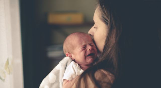Πώς θα σταματήσει να κλαίει το μωρό: Βρέθηκε η επιστημονική «συνταγή» - Θέλει μόλις 13 λεπτά