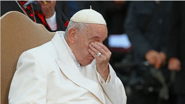 Ουκρανία: «Λύγισε» ο Πάπας - Δεν συγκράτησε τα δάκρυά του μιλώντας για τον πόλεμο