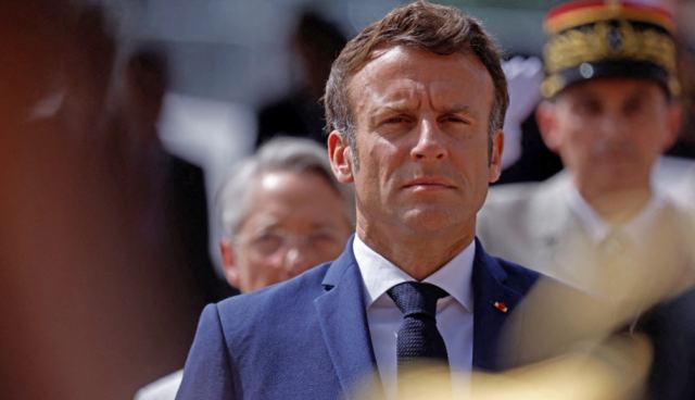 Η επόμενη μέρα στη Γαλλία: Αποδυνάμωση Μακρόν, πολιτική ρευστότητα και στο βάθος εκλογές