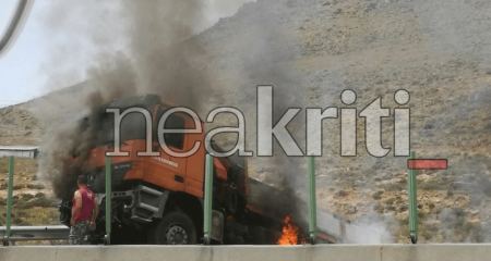 Φωτιά σε εν κινήσει φορτηγό στον ΒΟΑΚ - Εγκλωβισμένα δεκάδες αυτοκίνητα