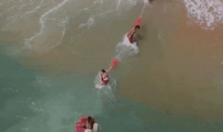 Ναυαγοσώστες στη Φλόριντα σχηματίζουν ανθρώπινη αλυσίδα για να σώσουν κολυμβητή