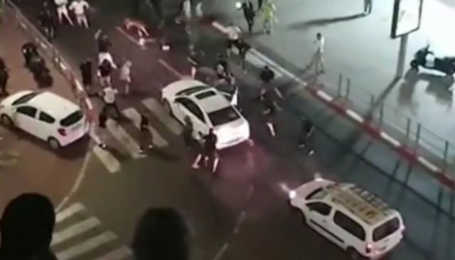 Συγκλονιστικό βίντεο με πλήθος που λιντσάρει οδηγό γιατί «προσπάθησε να το χτυπήσει με το αυτοκίνητο»
