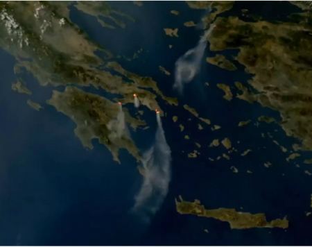 Οι καπνοί από τις φωτιές σε Αττική, Βοιωτία και Κορινθία έφτασαν ως την Κρήτη