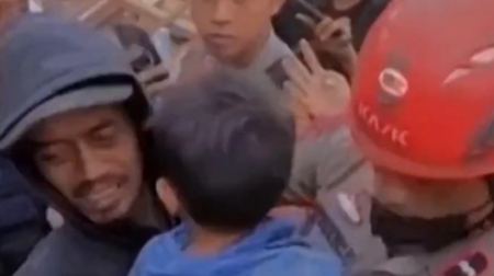 «Θαύμα» στην Ινδονησία: Αγοράκι 6 ετών ανασύρεται ζωντανό από τα συντρίμμια 2 ημέρες μετά τον σεισμό (BINTEO)