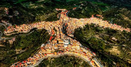 Το μικρό χωριό της Σικελίας με το ανθρώπινο σχήμα και την πλούσια ιστορία - Γιατί να το επισκεφτείτε