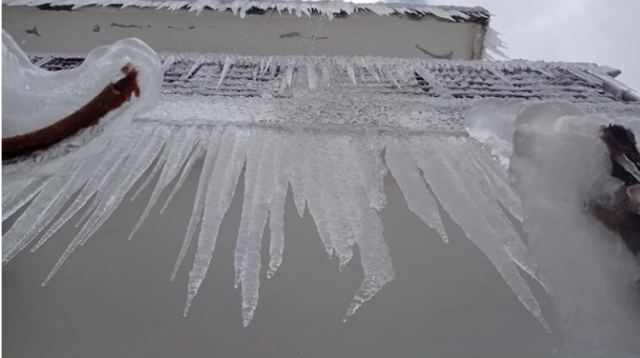 Εκπληκτικές &quot;κουρτίνες&quot; από πάγο στα μπαλκόνια της Κρήτης