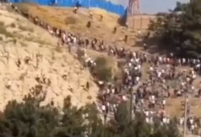 Παροξυσμός για τον Κριστιάνο Ρονάλντο στο Ιράν: Σκαρφαλώνουν σε βουνό για να τον δουν