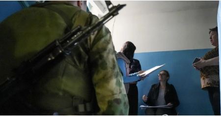 Υπό την απειλή όπλου ψηφίζουν οι Ουκρανοί στα ρωσικά δημοψηφίσματα -Απειλούν και τις οικογένειές τους