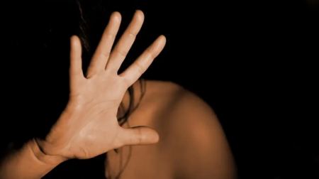 Σεξουαλική παρενόχληση 15χρονης από 33χρονο σε πάρτι - Οι συμμαθητές της του έσπασαν τη μύτη
