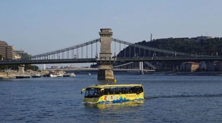 Το αμφίβιο λεωφορείο της Βουδαπέστης: Σε ξεναγεί μέσα και έξω από το νερό!