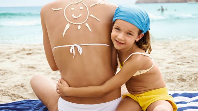 Πώς να φροντίσετε το δέρμα σας και να προστατευτείτε από τον ήλιο