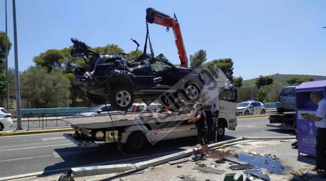 Σοκαριστικό τροχαίο στη Λεωφόρο Μαραθώνος - Νεκρός και σοβαρά τραυματίας στελέχη του Πολεμικού Ναυτικού, σμπαράλια τα αυτοκίνητα