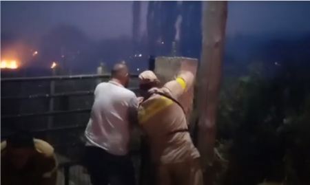 Φωτιά στην Αλεξανδρούπολη: Κόβουν λουκέτα για να μπουν σε σπίτια και να σώσουν ανθρώπους και περιουσίες - Συγκλονιστικές εικόνες