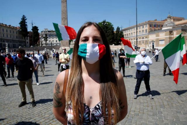 Ιταλία: Λιγότεροι νέοι θάνατοι, περισσότερα κρούσματα και οι Ιταλοί στις παραλίες
