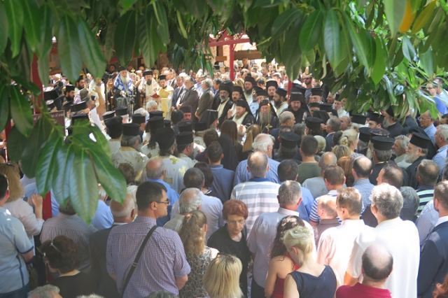 Πλήθος κόσμου στην κηδεία του Αρχιμ. Δαμασκηνού στη Μονή Αγάθωνος - Δείτε ΦΩΤΟ