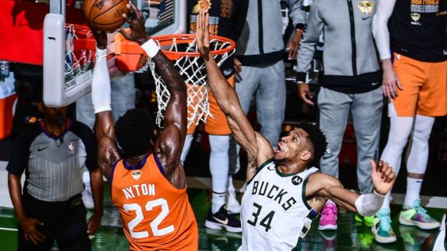 NBA: Μυθική εμφάνιση των Μπακς του Αντετοκούνμπο - Ισοφάρισαν 2-2 τους Σανς στην σειρά των τελικών