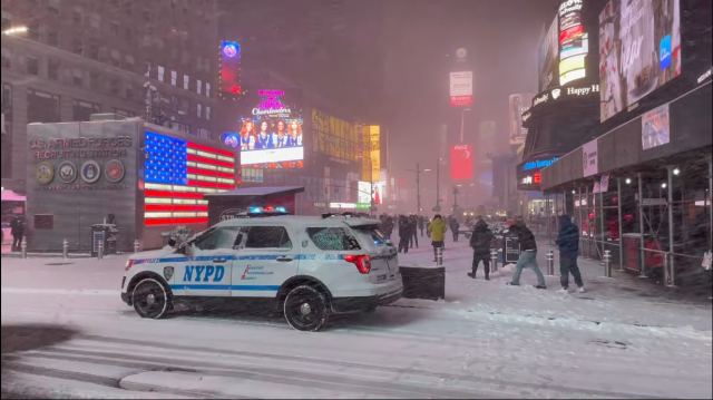 ΗΠΑ: Στα λευκά η Νέα Υόρκη, μετά τη χιονοθύελλα που έπληξε τις βορειοανατολικές ΗΠΑ (ΒΙΝΤΕΟ)