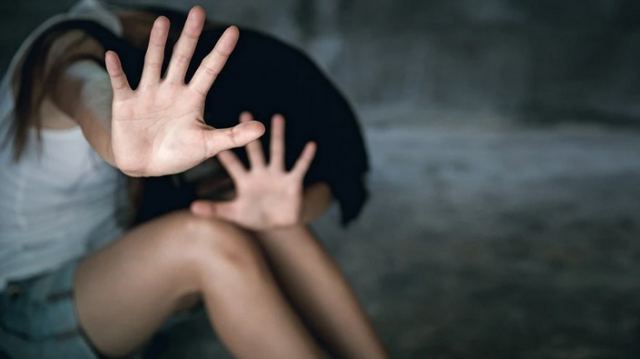 Εφιάλτης για 15χρονη: Καταγγέλλει βιασμό από 36χρονο με τη βοήθεια της συντρόφου του