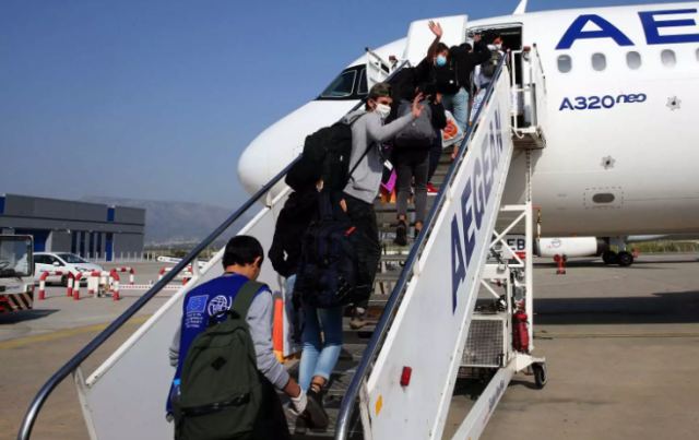 Αποχαιρέτησαν την Ελλάδα 12 ασυνόδευτα προσφυγόπουλα – Πέταξαν για Λουξεμβούργο