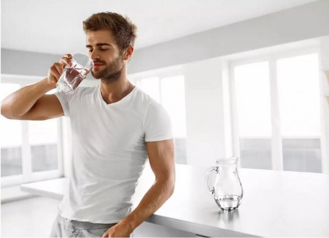 Γιατί αξίζει να πίνετε νερό αμέσως μόλις σηκώνεστε το πρωί