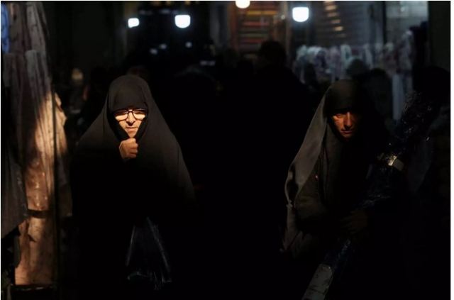 Ιράν: Με διώξεις «δίχως έλεος» απειλούνται οι γυναίκες που δεν φορούν την ισλαμική μαντίλα