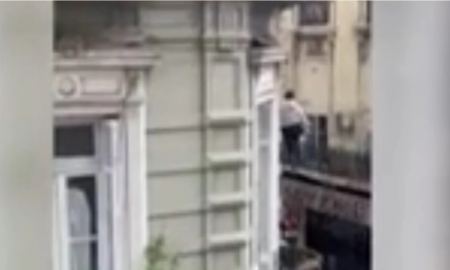 Συγκλονιστικό βίντεο με «απόδραση» γυναίκας από φλεγόμενο διαμέρισμα
