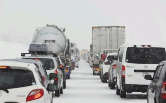 Ιαπωνία: 1.000 οδηγοί εγκλωβίστηκαν σε αυτοκινητόδρομο λόγω χιονοθύελλας
