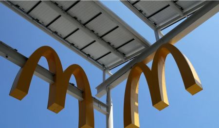 Εφιάλτης στα McDonald’s: Απειλούσε να τινάξει τα πάντα στον αέρα επειδή έλειπε η… σος