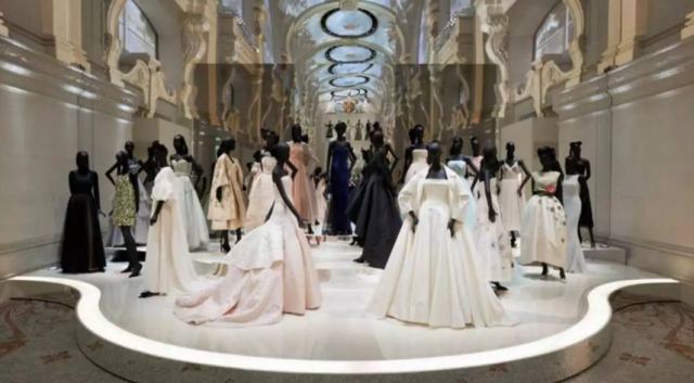 Christian Dior: Στη Νέα Υόρκη «μετακομίζει» η έκθεση – αφιέρωμα στον θρυλικό Γάλλο μόδιστρο