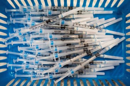 Pfizer και BioNTech ξεκινούν τα τεστ εμβολίων που θα καλύπτουν και τις παραλλαγές