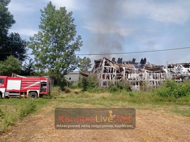 Καταστράφηκε από πυρκαγιά καπναποθήκη στην Καρδίτσα - Δείτε εικόνες
