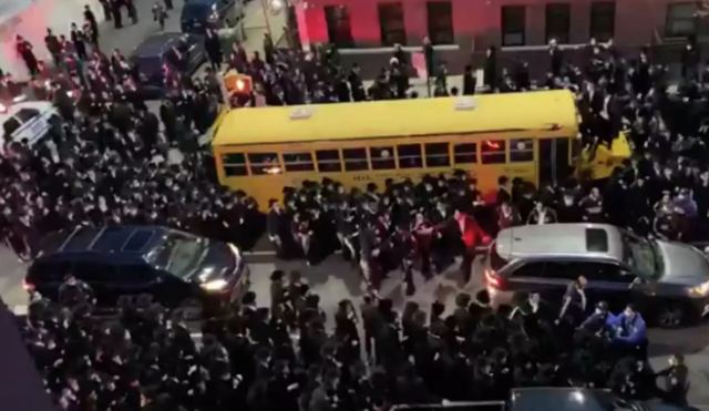 Κόλαση στη Νέα Υόρκη! Εκατοντάδες στους δρόμους για την κηδεία Ραβίνου! Οργή του δημάρχου (vid)