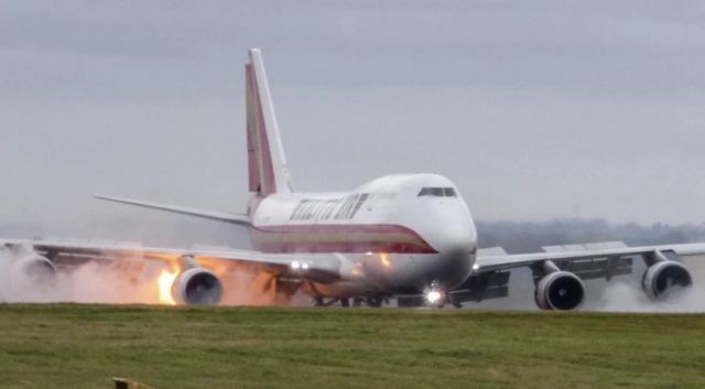 Αεροπλάνο έπιασε φωτιά κατά την προσγείωσή του σε αεροδρόμιο της Αγγλίας - Δείτε φωτογραφία