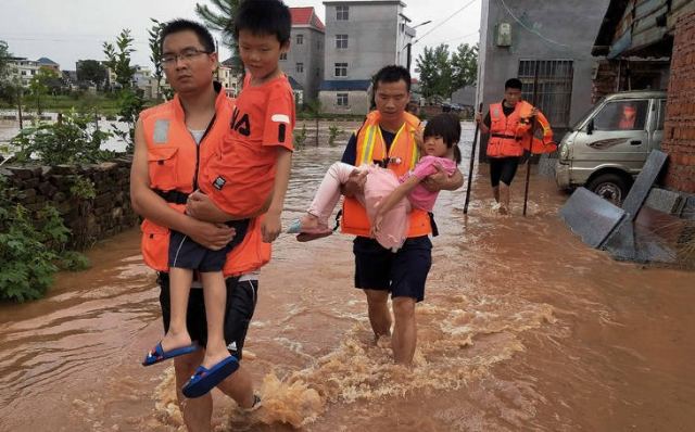 Βγάζει στρατό η Κίνα για να αντιμετωπίσει τις πλημμύρες, έπεσαν οι σφοδρότερες βροχές εδώ και 60 χρόνια