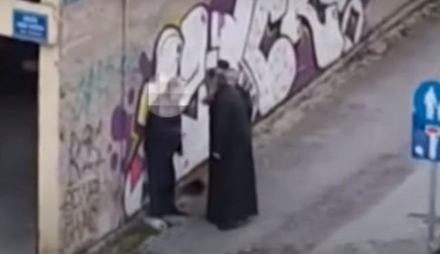 Κοζάνη: Ιερέας χαστουκίζει πολίτη στη μέση του δρόμου
