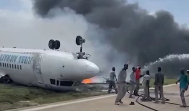 Σομαλία: Εικόνες σοκ με αεροπλάνο να έχει ανατραπεί μετά την προσγείωση και να φλέγεται – Όλοι οι επιβάτες γλίτωσαν