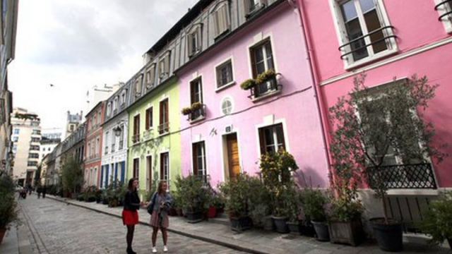 Κάτοικοι συνοικίας στο Παρίσι έχουν... αλλεργία στους τουρίστες: Δεν τους μπορούμε άλλο