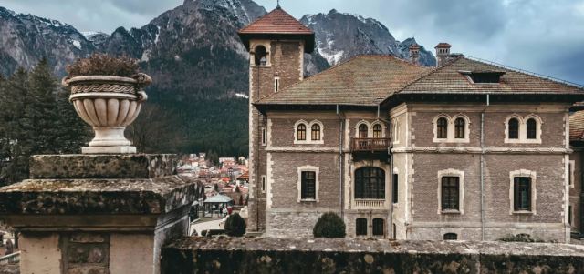 Κάστρο των Καντακουζηνών: Η επιβλητική έπαυλη στη Ρουμανία με το ελληνικό όνομα όπου γυρίστηκε η «Wednesday»