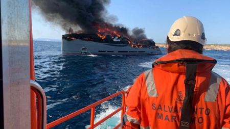 Ισπανία: Σούπερ γιοτ 23 εκατ. ευρώ έπιασε φωτιά κοντά στην Ίμπιζα