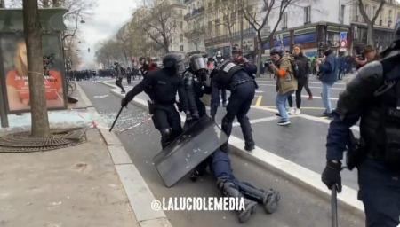 Παρίσι: Σέρνουν αστυνομικό για να τον σώσουν από το εξαγριωμένο πλήθος – 9η ημέρα επεισοδίων