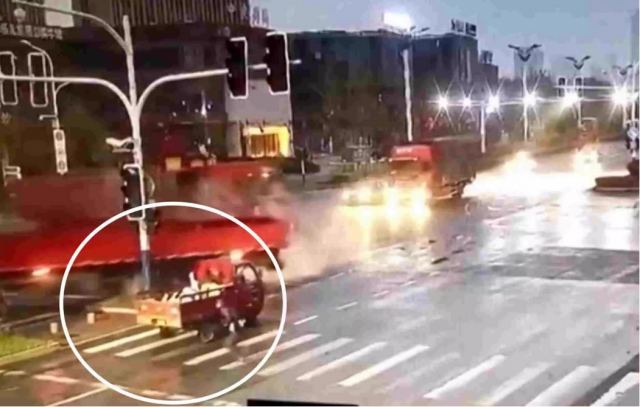 Απίστευτο ατύχημα: Πεζός γλίτωσε από θαύμα την ώρα που διέσχιζε τον δρόμο