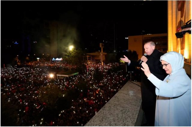 Εκλογές Τουρκία: Ο Ρετζέπ Ταγίπ Ερντογάν τραγούδησε από το «μπαλκόνι της νίκης»
