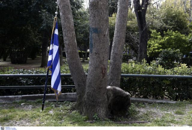 Συνελήφθη αστυνομικός γιατί έκαψε την ελληνική σημαία