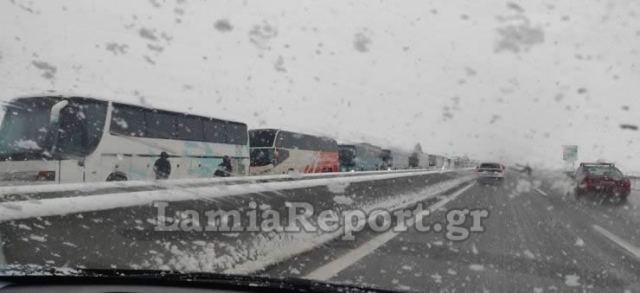 Ακινητοποιημένα λεωφορεία και φορτηγά στην εθνική οδό - ΒΙΝΤΕΟ