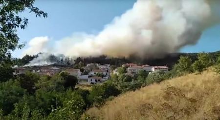 Συναγερμός για φωτιά στα Γρεβενά, κοντά σε σπίτια! «Σηκώθηκαν» τέσσερα ελικόπτερα