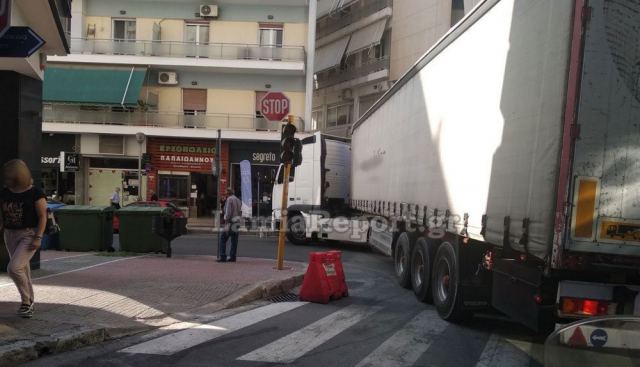 Λαμία: Μπλόκαρε κι άλλο φορτηγό μέσα στην πόλη (ΦΩΤΟ)