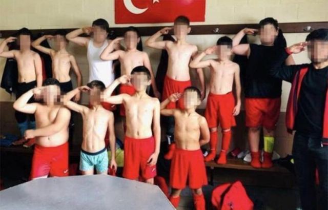 Δεκάχρονοι Τούρκοι ποδοσφαιριστές χαιρετούν στρατιωτικά