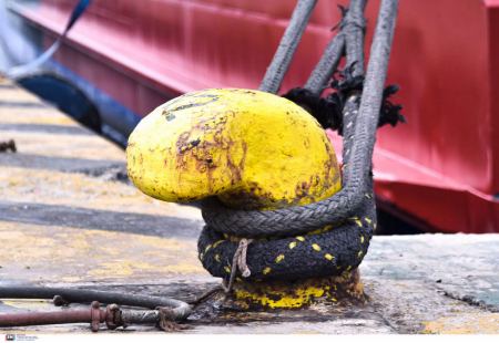 Πειραιάς: Καλά στην υγεία τους οι δύο ναυτικοί, που έπεσαν από καταμαράν στη θάλασσα εν ώρα εργασιών