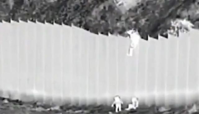 Σοκάρει βίντεο με διακινητή μεταναστών που πετάει δύο κοριτσάκια από τοίχο